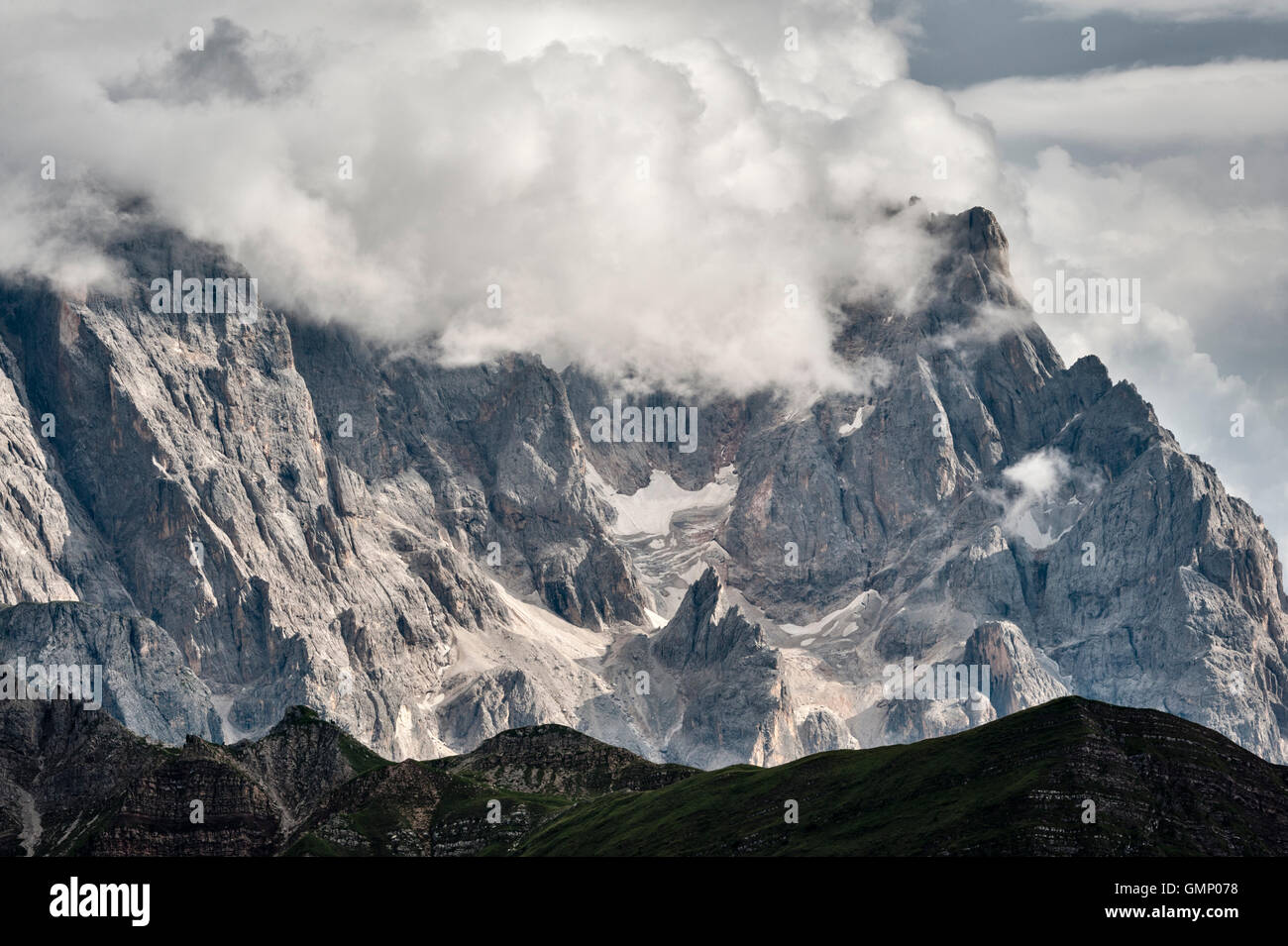 Die Dolomiten, Trentino, Norditalien. Teil der Pale di San Martino ab Monte Pradazzo gesehen, im Sommer Stockfoto