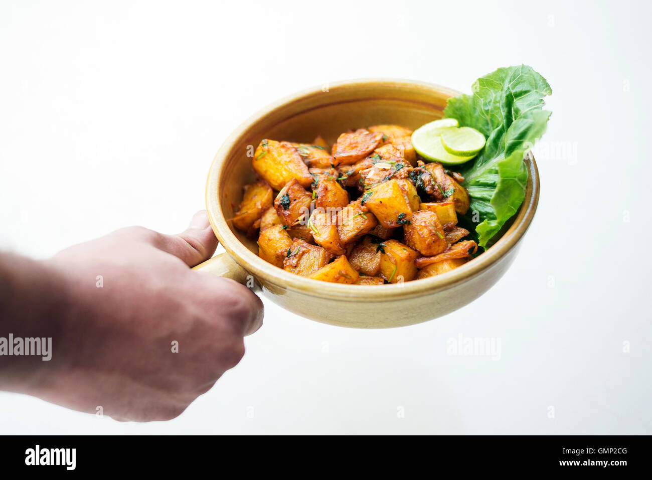 Batata Harra libanesischen orientalisch würzig gebratenen Knoblauch Kräuter Kartoffel Snack Essen Stockfoto