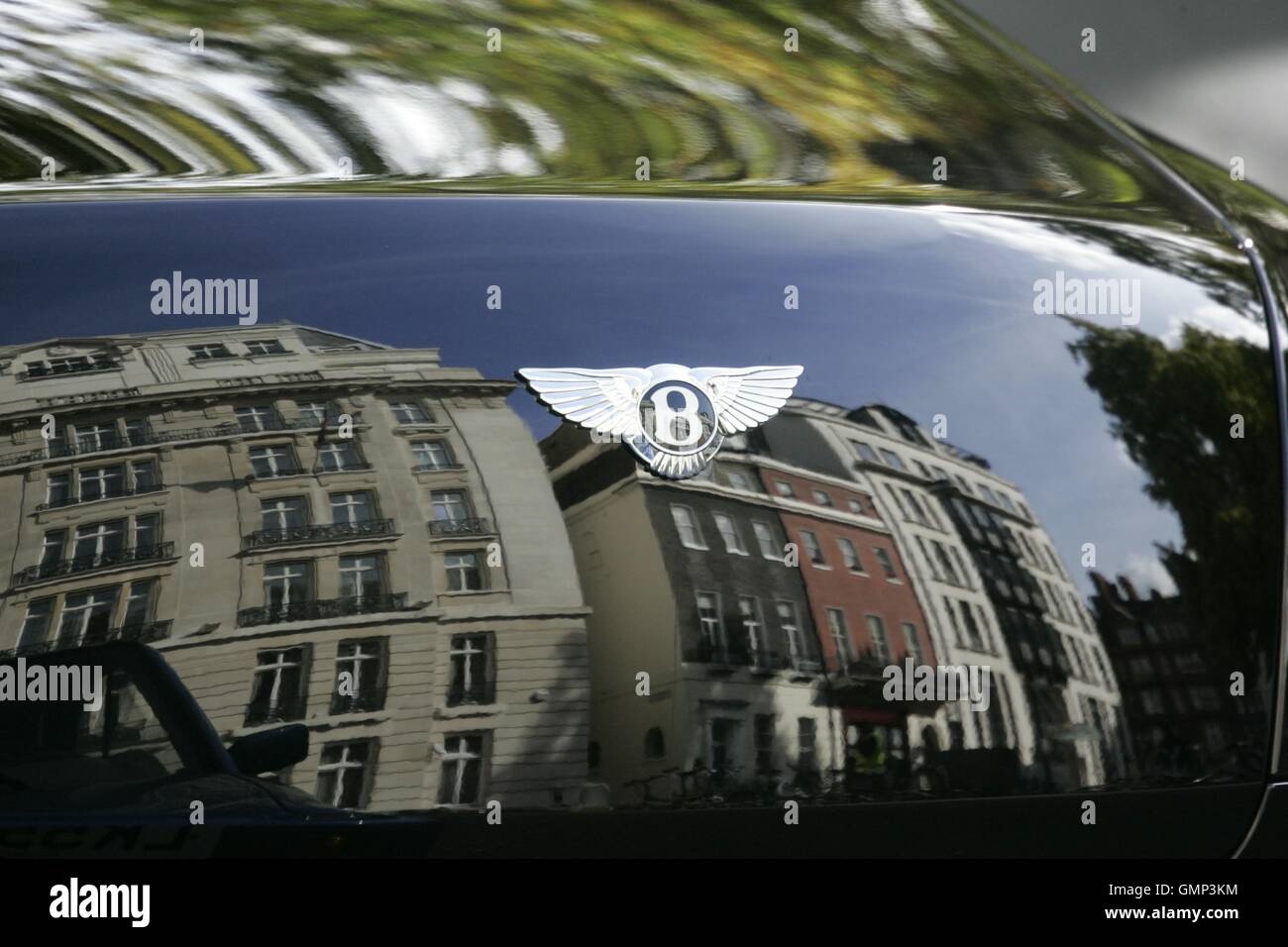 Berkeley Square spiegelt sich in einem Bentleys Lackierung in Mayfair, Heimat von Hedge-Fonds, Private-Equity-Gesellschaften, und Fondsmanager. Stockfoto