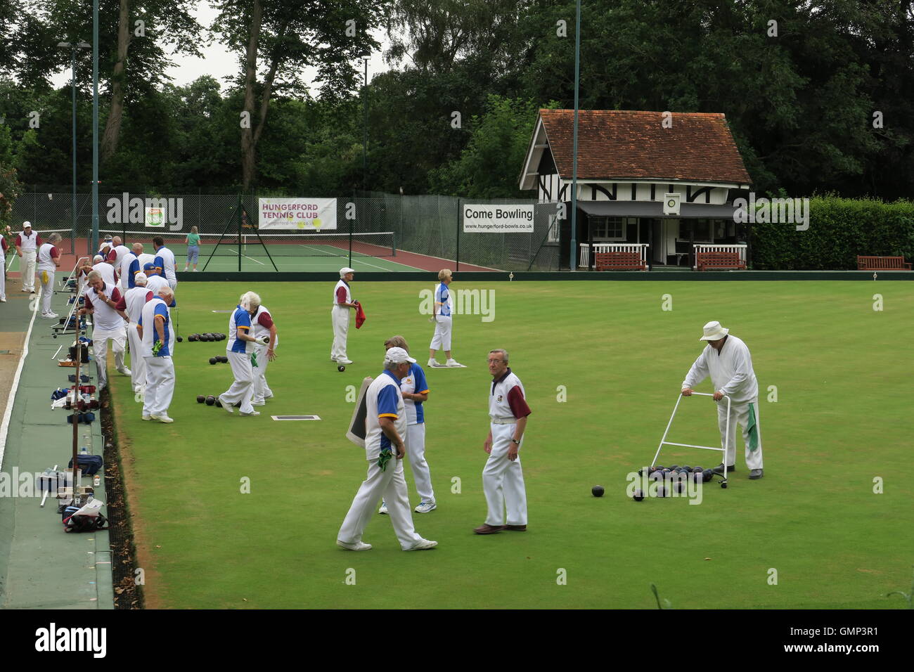 Ein bowling spiel in Hungerford Bowling Club. Boccia verwendet eine flache Rasen im Gegensatz zu den leicht gewölbt Rasen von Crown Green Bowling Stockfoto