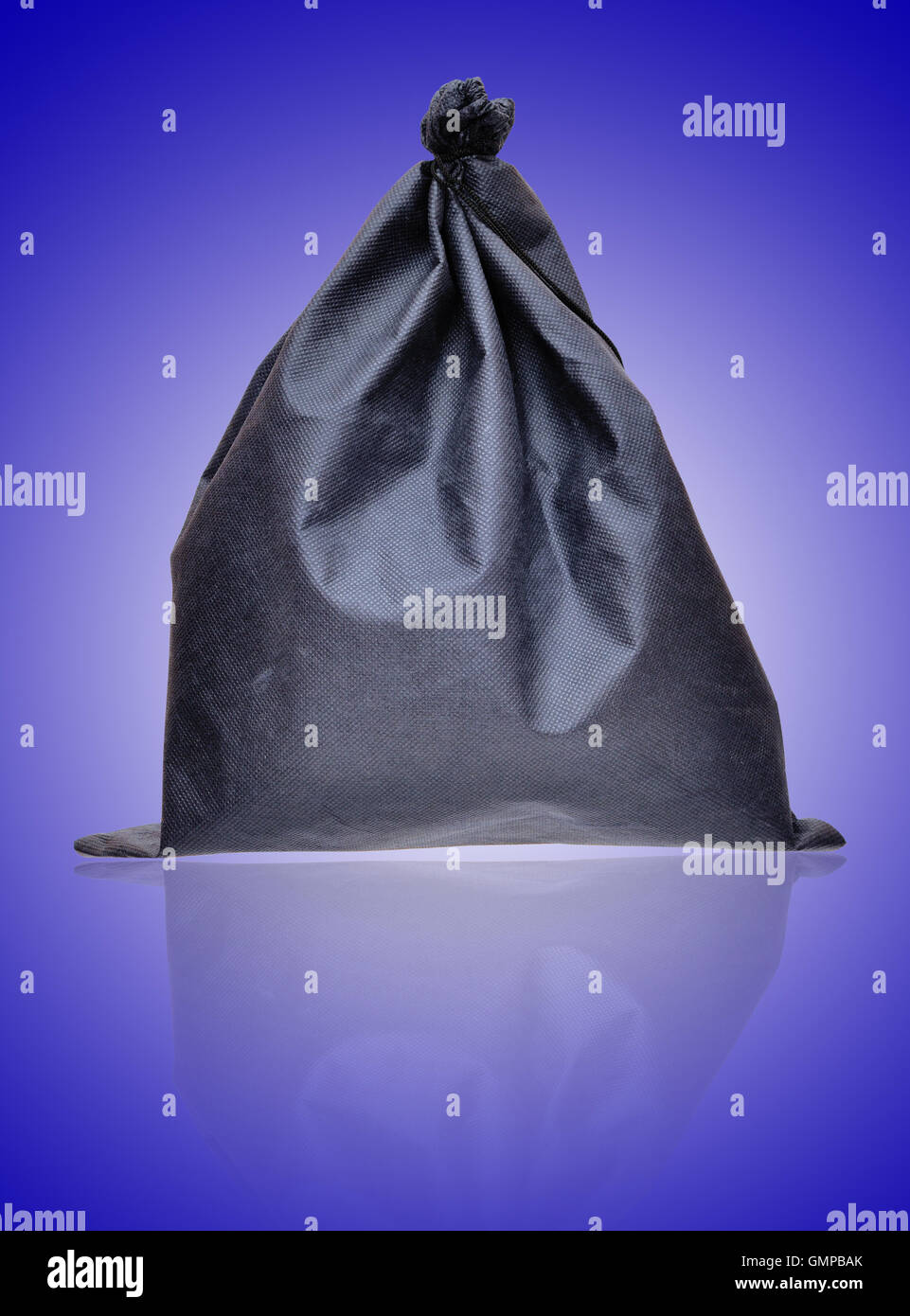 schwarze Tasche mit einer glatten Reflexion Stockfoto