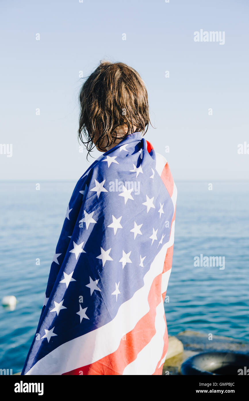 Rückansicht des nass-dunkelhaarige Frau in amerikanische Flagge Stockfoto