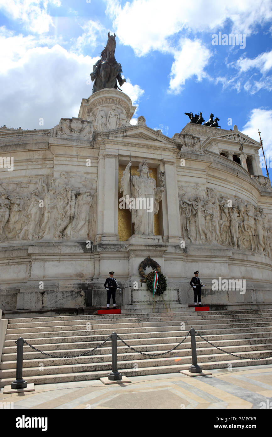 Grab des unbekannten Soldaten bewacht von Soldaten am Victor Emmanuel Denkmal Rom Italien Stockfoto