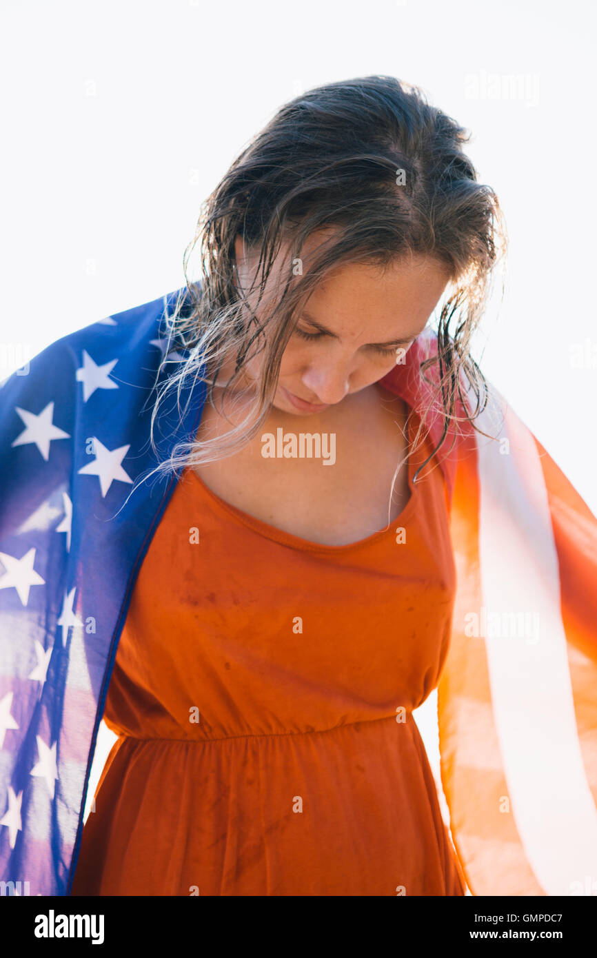 Lächelnde Frau mit nassen Haaren und amerikanische Flagge Stockfoto