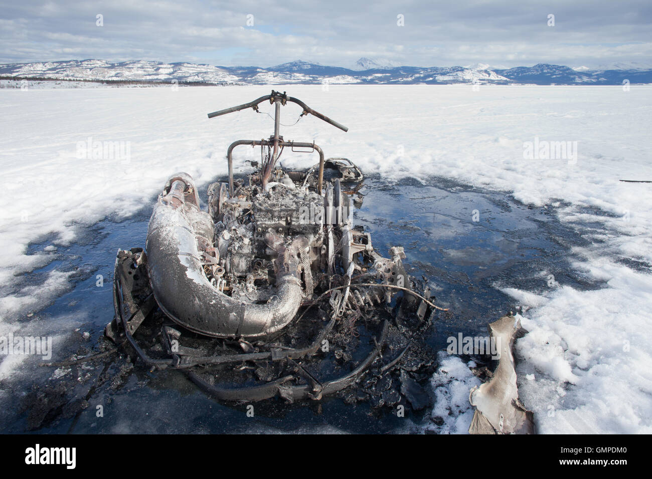 Bizarre ausgebrannt Schneemobil auf Yukon Lake Kanada Stockfoto