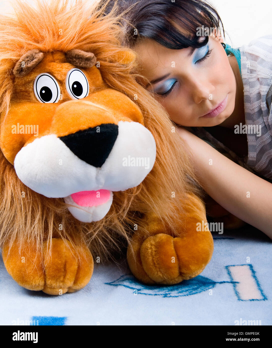 Schöne schlafende Mädchen mit ihrem Plüsch-Löwe Stockfoto