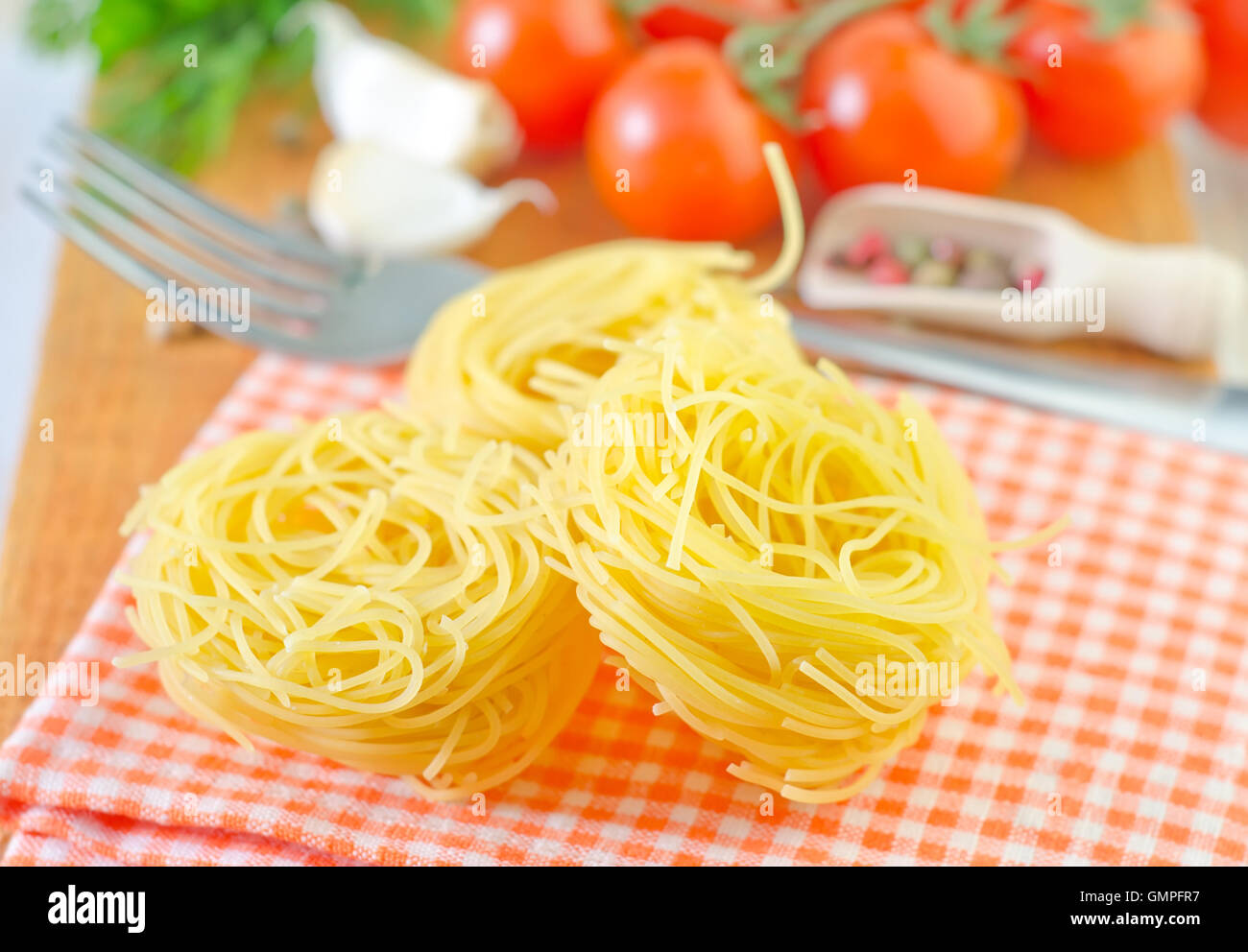 rohen Nudeln und Tomate Stockfoto
