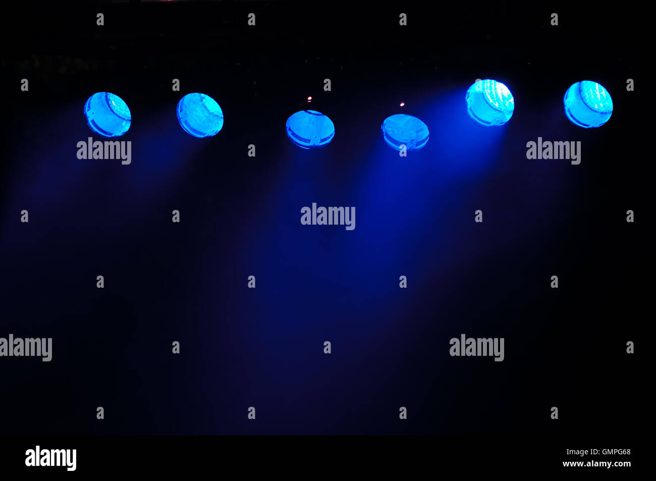 Blaue Scheinwerfer und Rauch Stockfoto