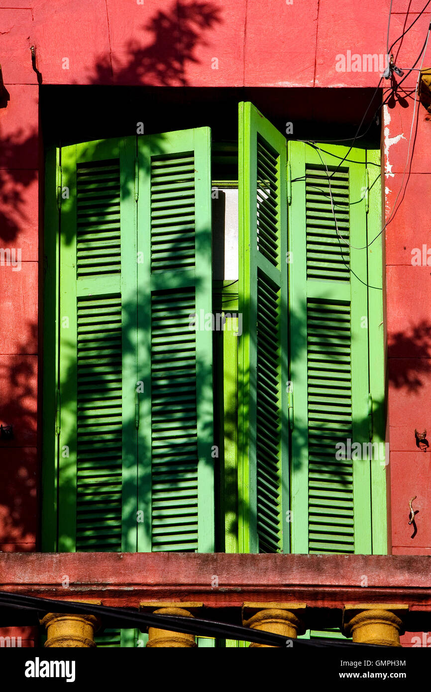 kleine Terrasse grüne Jalousie gelb Stockfoto