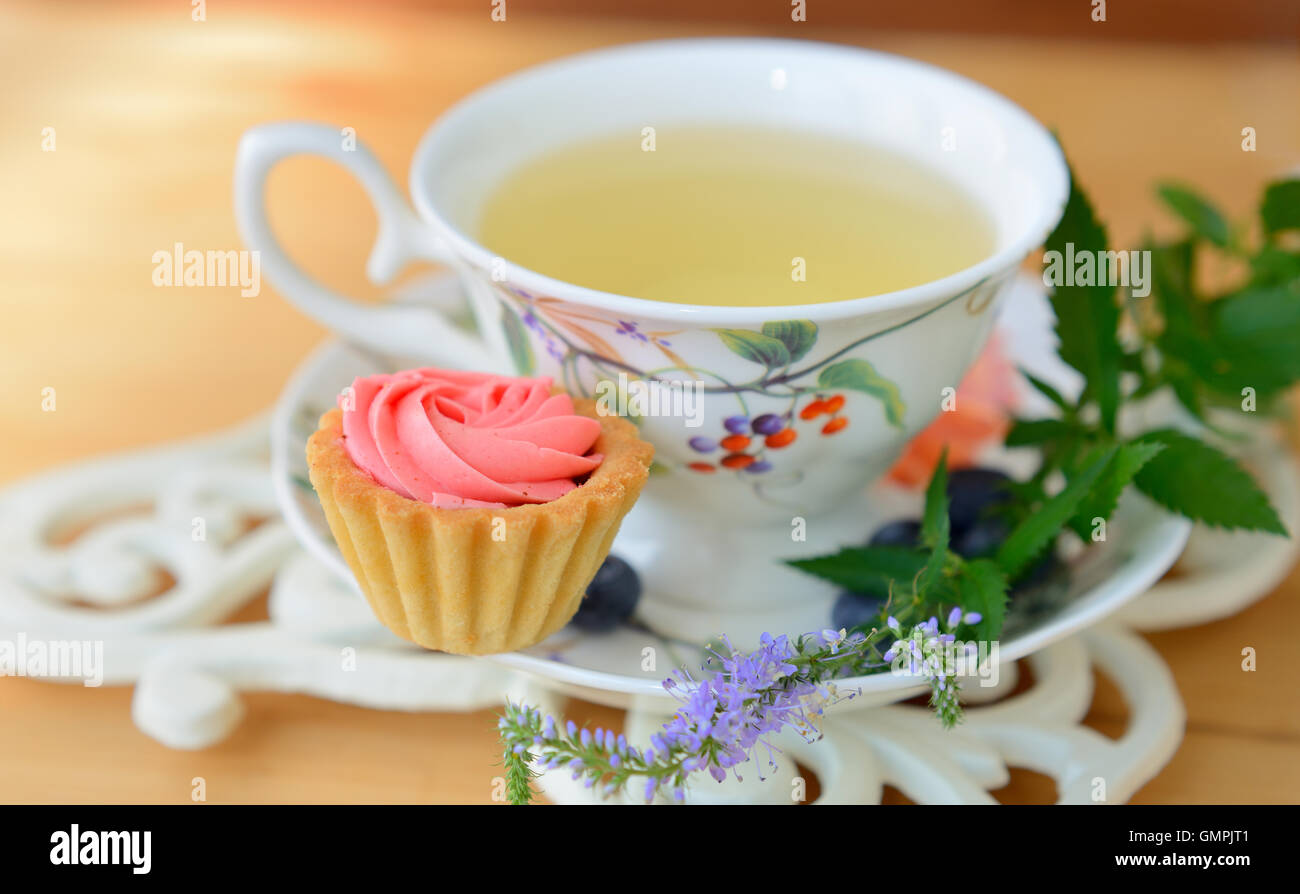 Tasse Tee und Kuchen Stockfoto