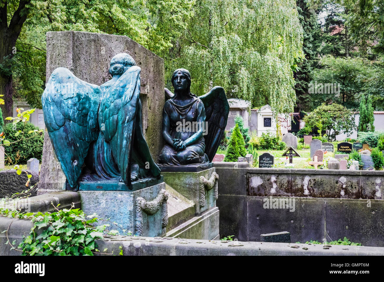 Zwei bronze Engel auf dem Grab der Familie CH. L.Fonrobert an St. Hedwig Cemetery, Alter Domfriedhof St. Hedwig, Berlin. Stockfoto