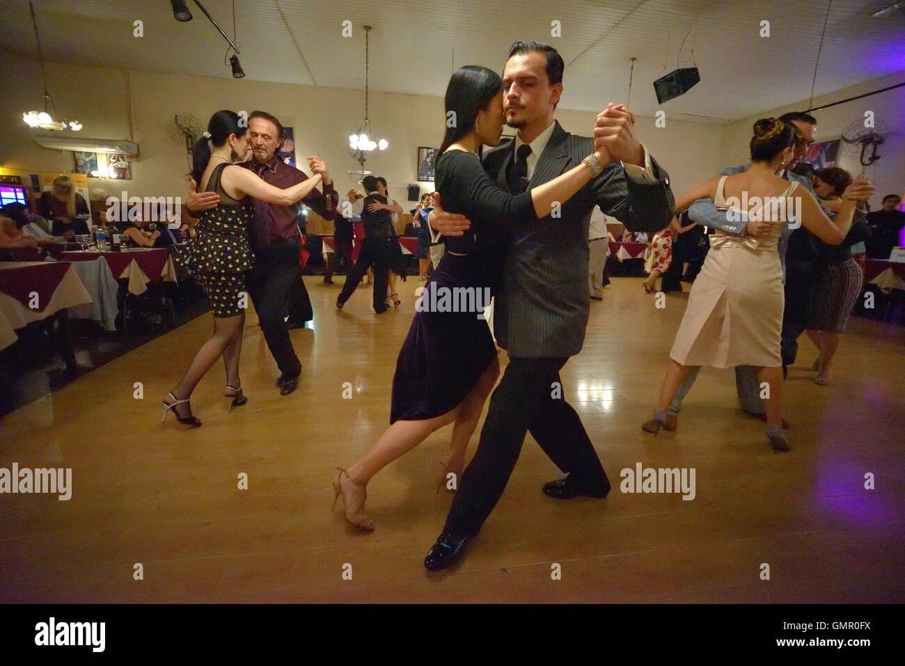 Buenos Aires, Argentinien - 9. Mai 2016: Paare nehmen Teil in der Runde des Tangos, während die Stadtmeisterschaft Tango tanzen. Stockfoto