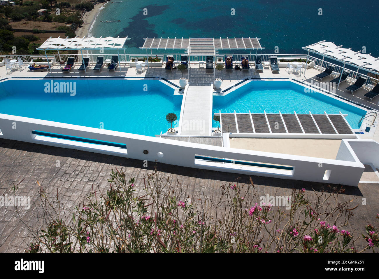 Einen leeren Pool in einem Hotel in Griechenland zeigen den Abschwung in der Tourismusbranche Stockfoto