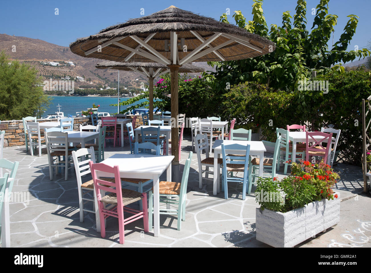 Eine leere griechische Taverne im Hochsommer. Viele britische Touristen haben beschlossen, einen Urlaub in Großbritannien Stockfoto