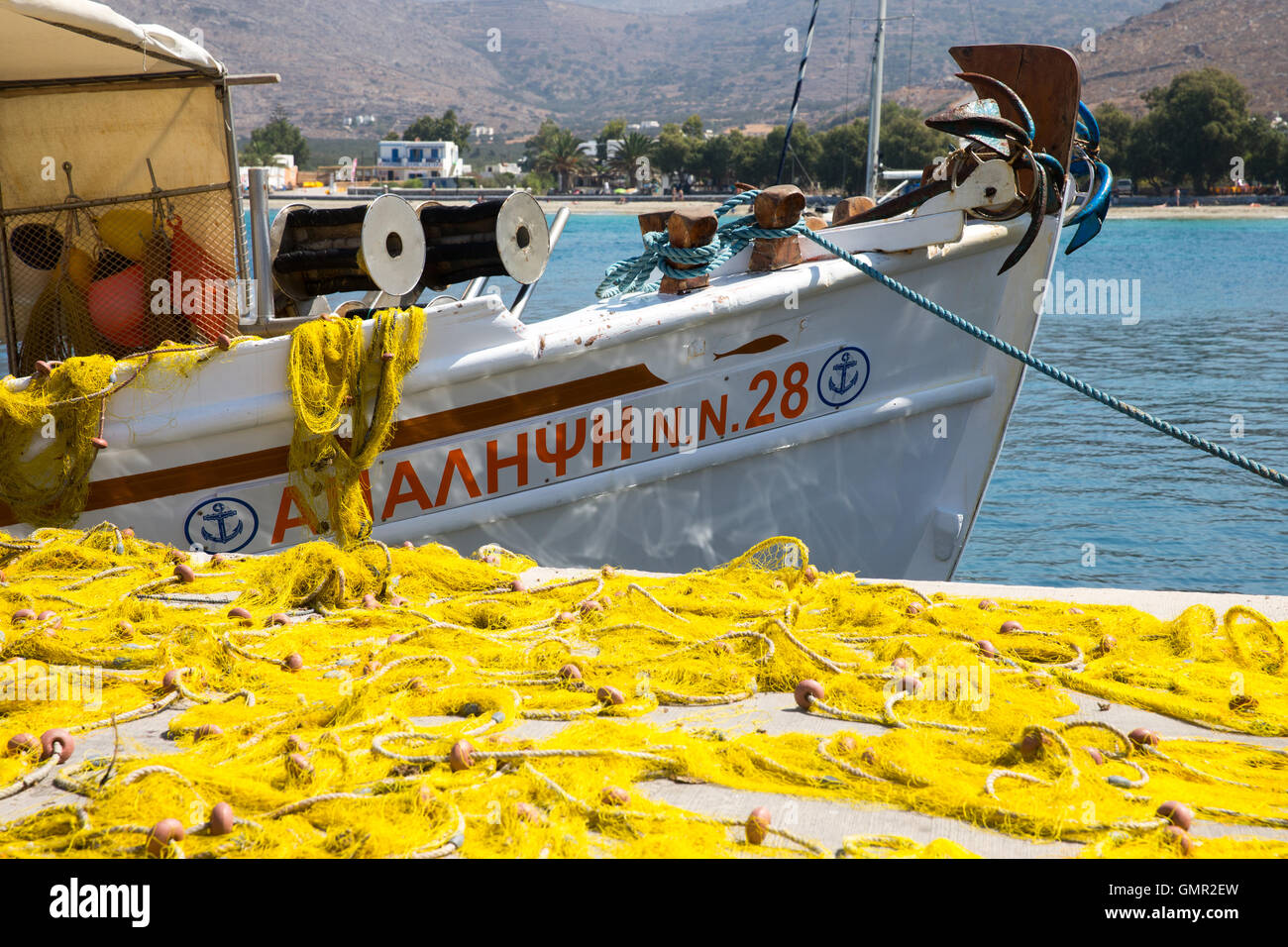 Einem griechischen Fischerboot im Hafen von Ormos,Amorgos.The Netze sind am Hafen zu entwirren sie und Entfernen von Elementen angelegt Stockfoto