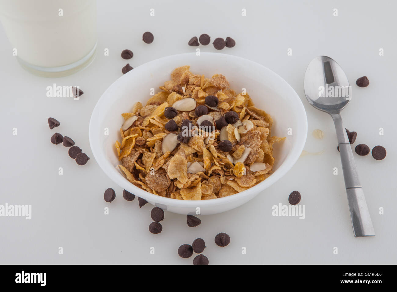 Frühstück Müsli Honig Mandel und Hafer Schokoladenstückchen Löffel Glas Milch Stockfoto