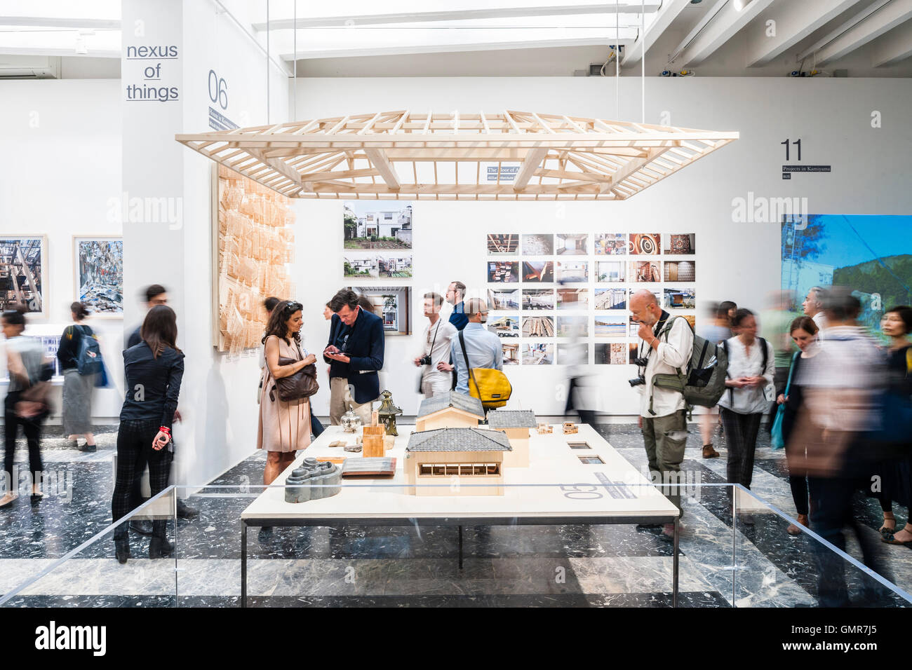 Besucher betrachten Modelle und der Ausstellungsraum. Japan Pavilllion auf der XV Venedig Biennale, Venedig, Italien. Architekt: Yoshiyuki Yamana, Teco, Yoshiyuki Yamana, 2016. Stockfoto