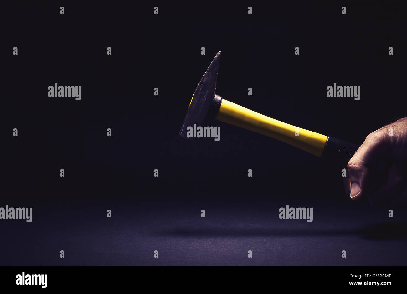 Konzeptionellen Zusammensetzung, des Mannes Hand, die einen moderne Hammer. Stockfoto