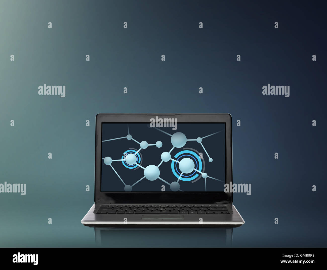 Laptop-Computer mit Molekülen Struktur auf dem Bildschirm Stockfoto