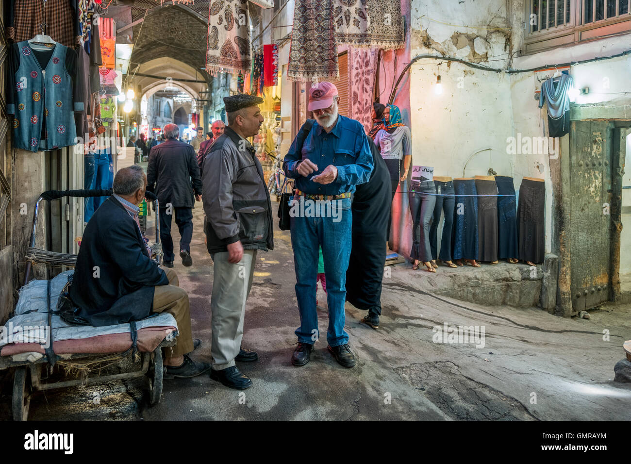 Amerikanischer Tourist fragt Richtungen in der Grand Bazaar Isfahan, Iran. Stockfoto