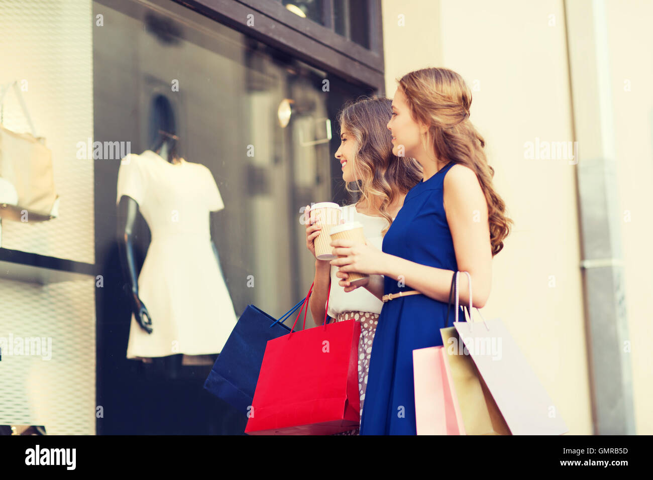 junge Frauen mit Einkaufstaschen und Kaffee Shop Stockfoto