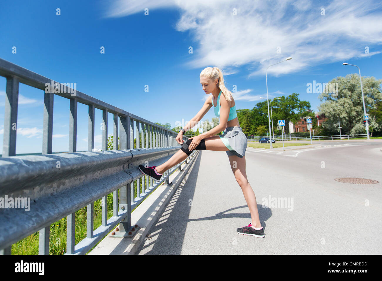 junge Frau mit verletzten Knie oder Bein im freien Stockfoto