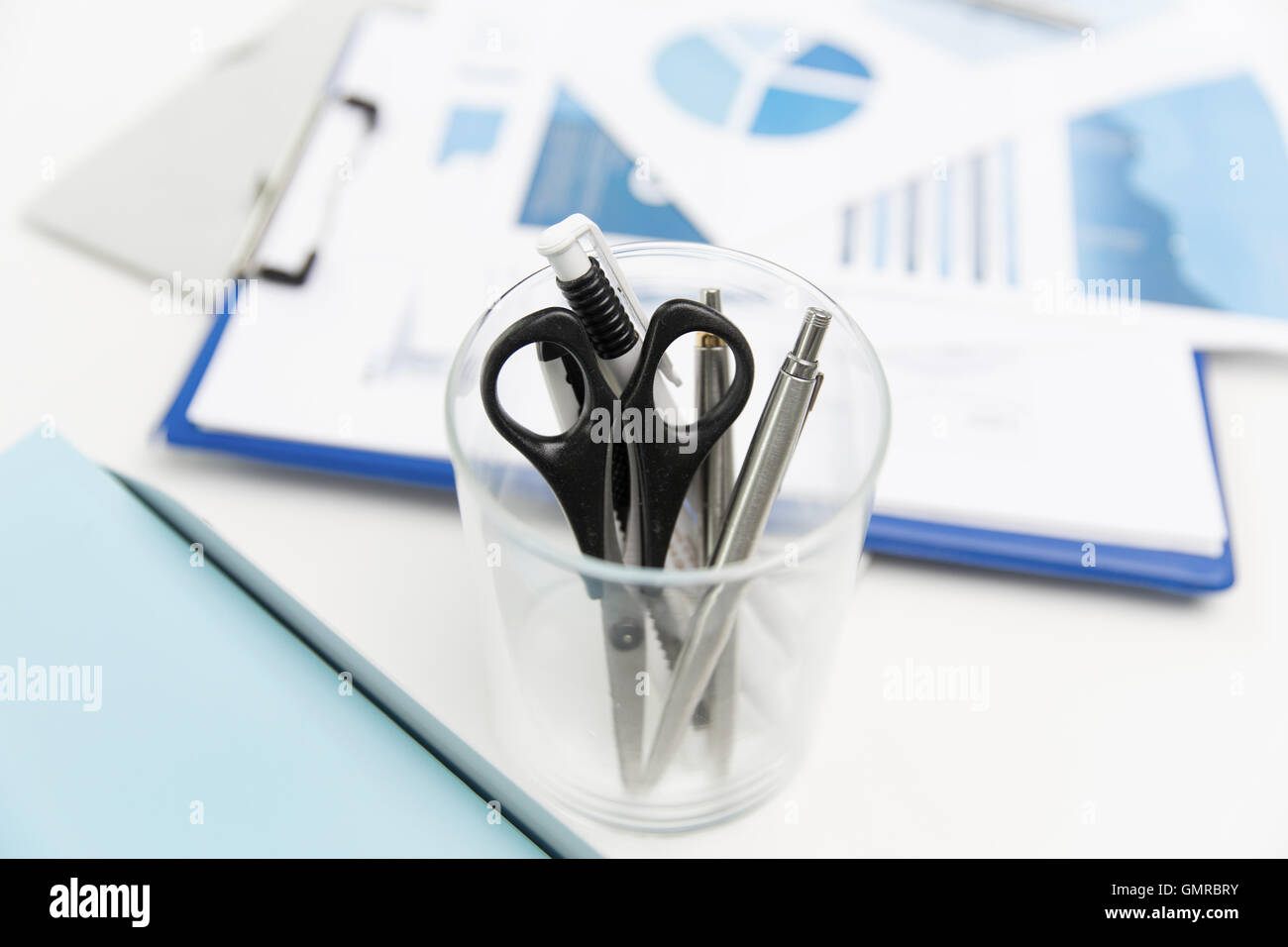Nahaufnahme des Cups mit Schere und Stiften im Büro Stockfoto