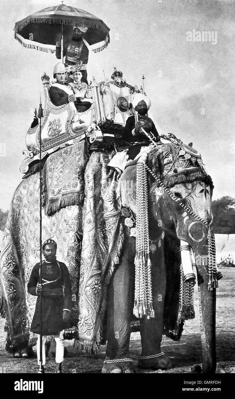Der Generalgouverneur von Indien George Curzon mit seiner Ehefrau Mary Curzon auf dem Elefant "Lakshman Prasad" in Delhi 29. Dezember 1902. Stockfoto