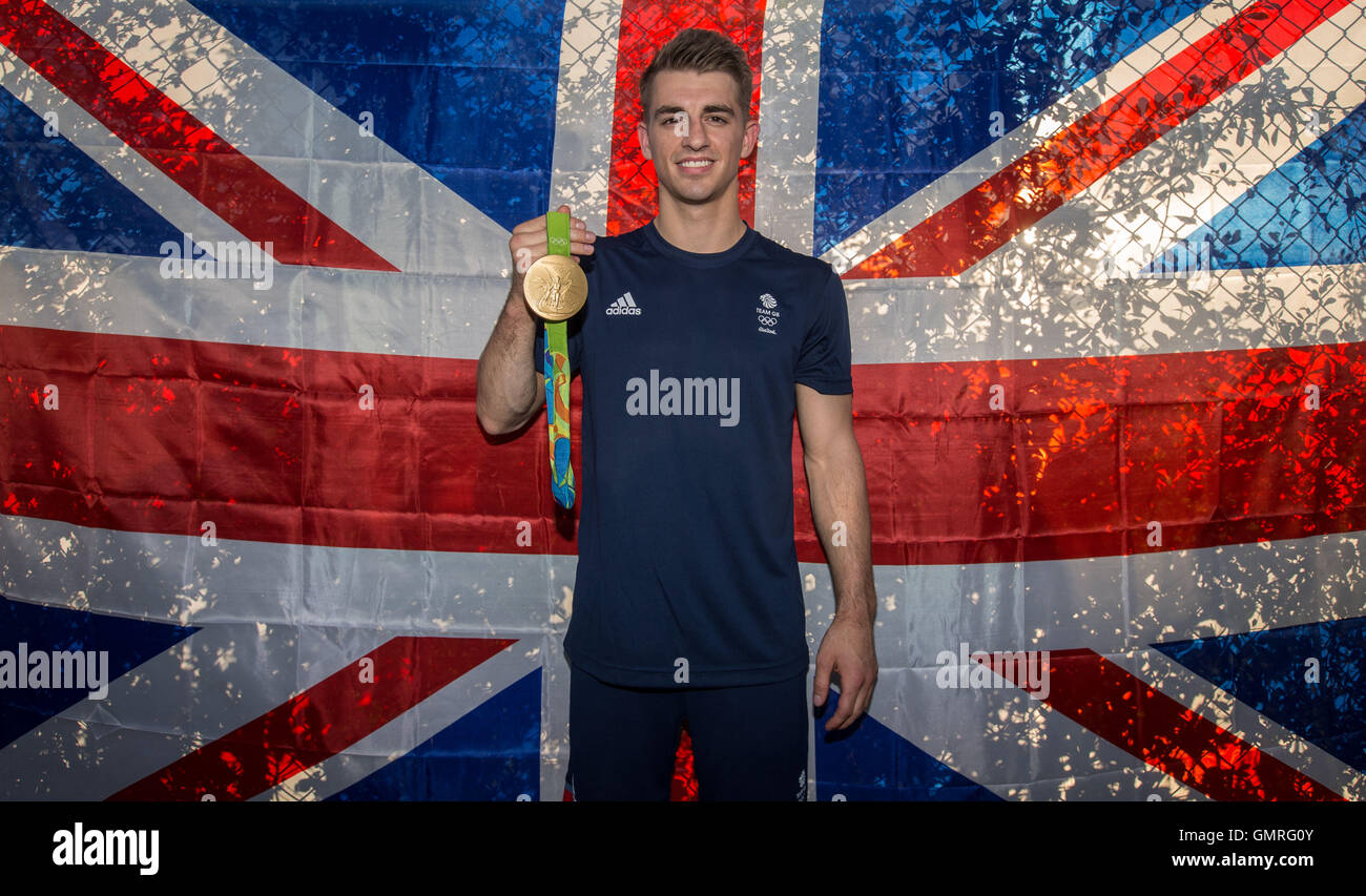 Großbritanniens double Olympic Champion Max Whitlock posiert mit einer seiner Goldmedaillen bei einem Homecoming Event am South Essex Turnverein, Basildon. Stockfoto