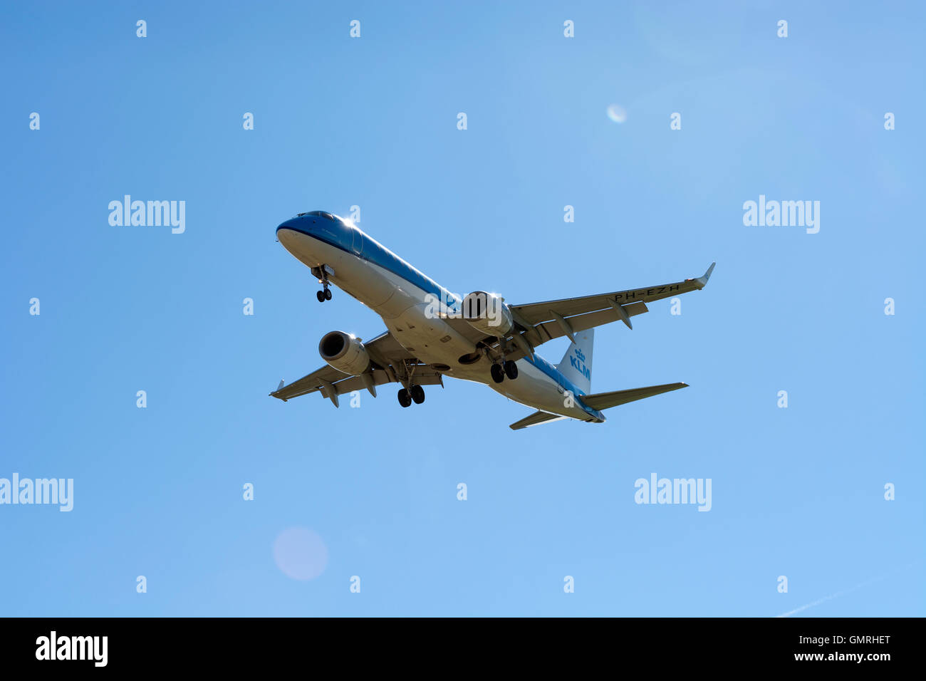 KLM Cityhopper Embraer EMB-190 nähert sich Flughafen Birmingham, UK Stockfoto