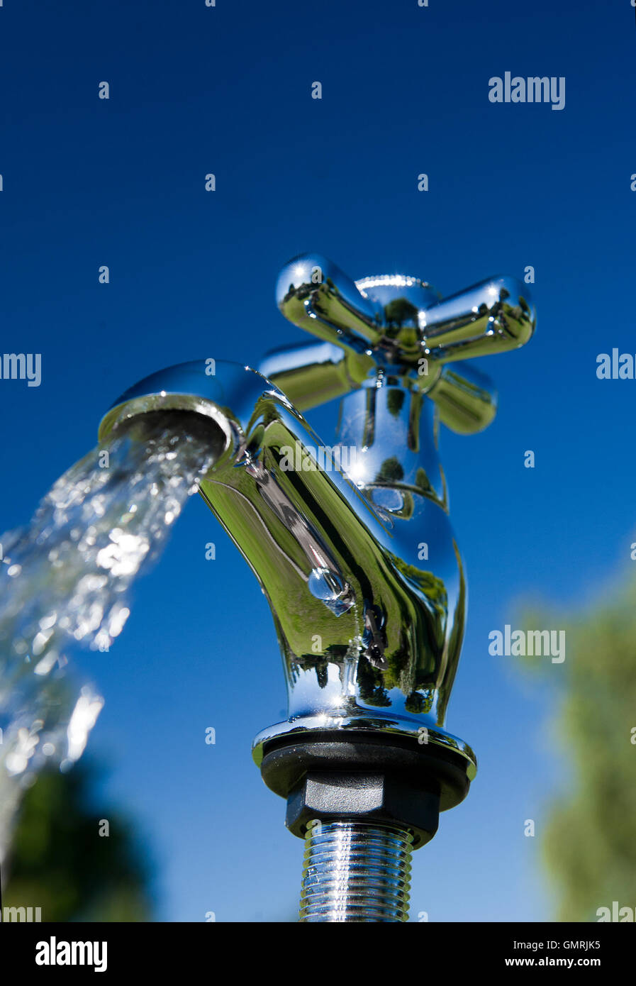 Frisches Trinkwasser Wasser tropft und gießt aus einem Hahn Stockfoto