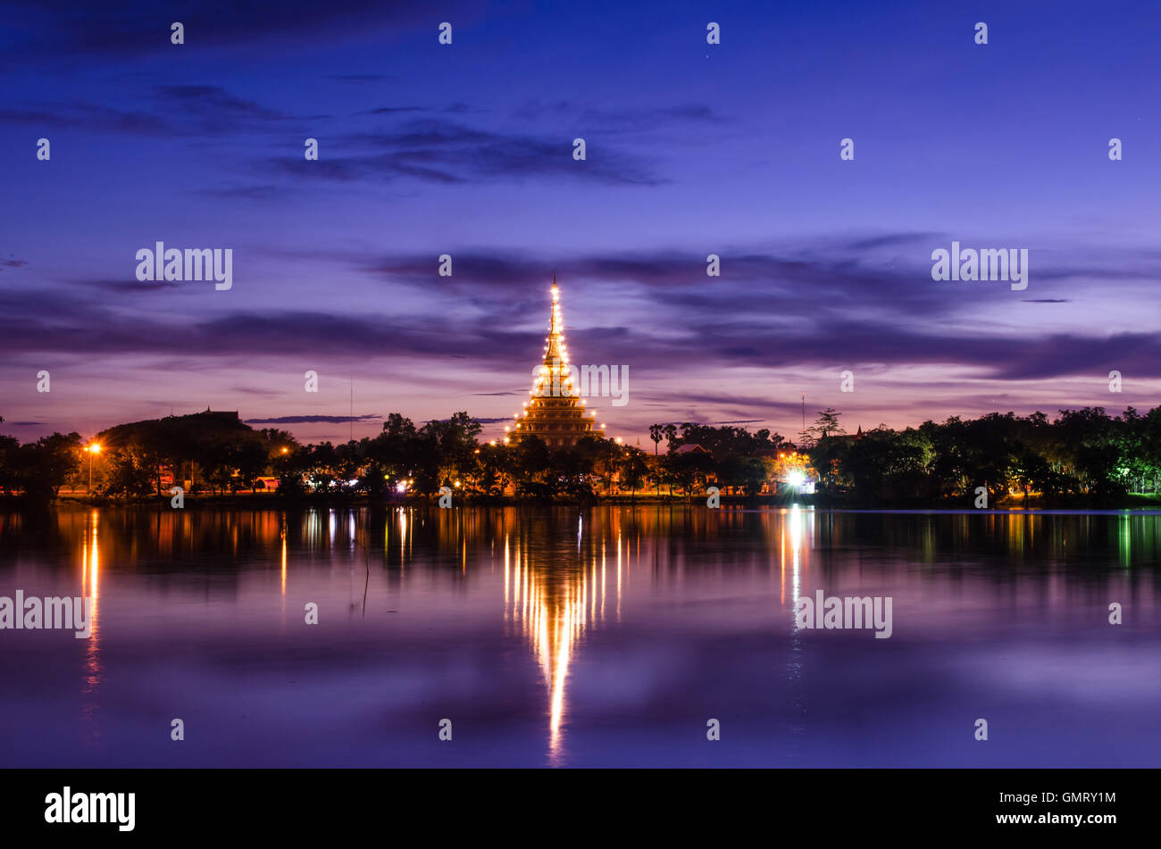 Reliquien in der Nacht im Nordosten von Thailand. Stockfoto