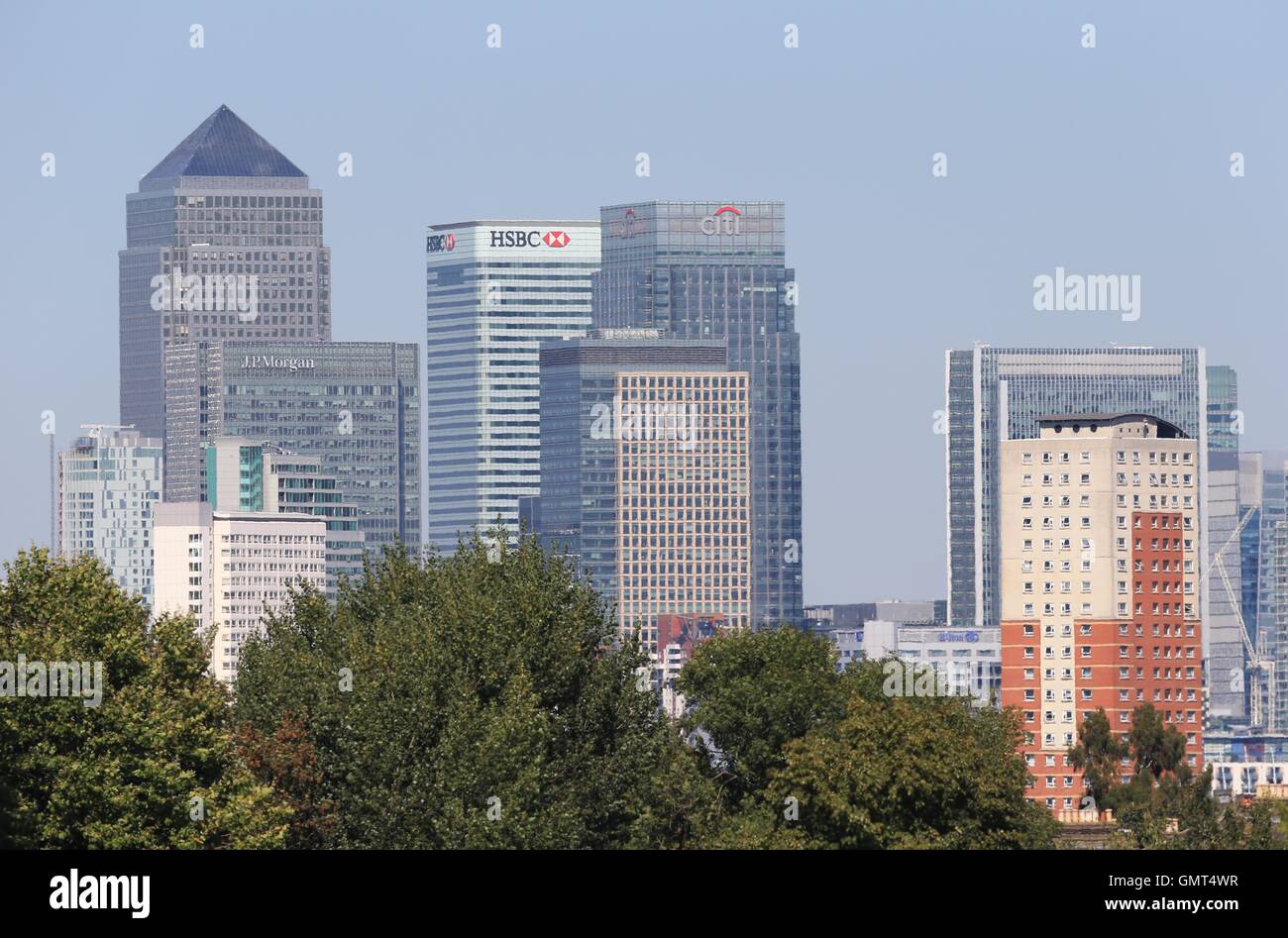 Einen Überblick über die Skyline von London, darunter (von links nach rechts) One Canada Square, 25 Bank Street (J.P Morgan Hauptsitz), 8 Canada Square (auch bekannt als HSBC Tower) und 25 Canada Square (auch bekannt als Citigroup Centre), gesehen vom Nunhead Bahnhof in London. Stockfoto