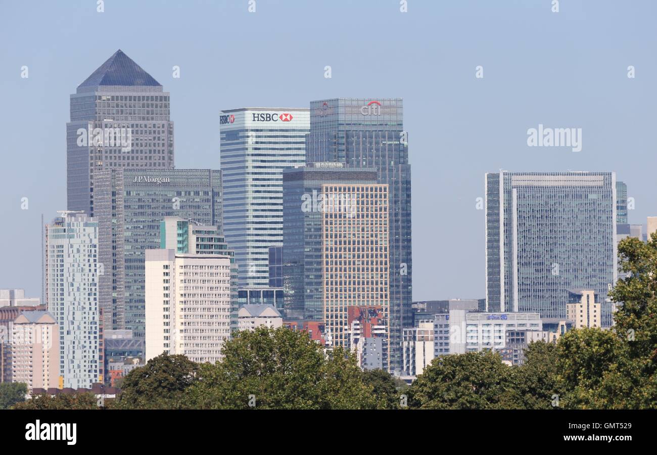 Einen Überblick über die Skyline von London, darunter (von links nach rechts) One Canada Square, 25 Bank Street (J.P Morgan Hauptsitz), 8 Canada Square (auch bekannt als HSBC Tower) und 25 Canada Square (auch bekannt als Citigroup Centre), gesehen vom Nunhead Bahnhof in London. Stockfoto