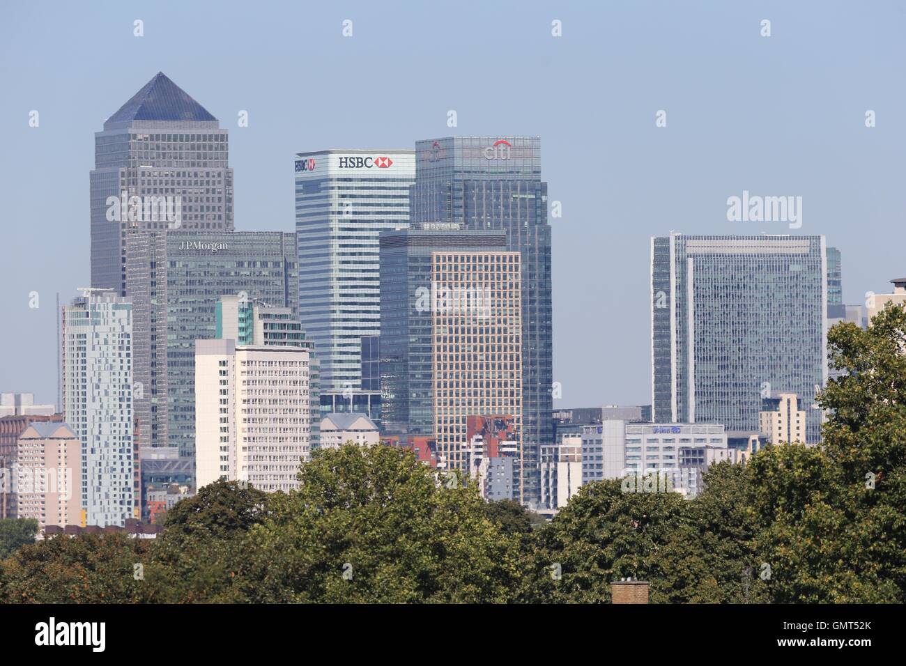 Einen Überblick über die Skyline von London, darunter (von links nach rechts) One Canada Square, 25 Bank Street (J.P Morgan Hauptsitz), 8 Canada Square (auch bekannt als HSBC Tower) und 25 Canada Square (auch bekannt als Citigroup Centre), gesehen vom Nunhead Bahnhof in London. Stockfoto