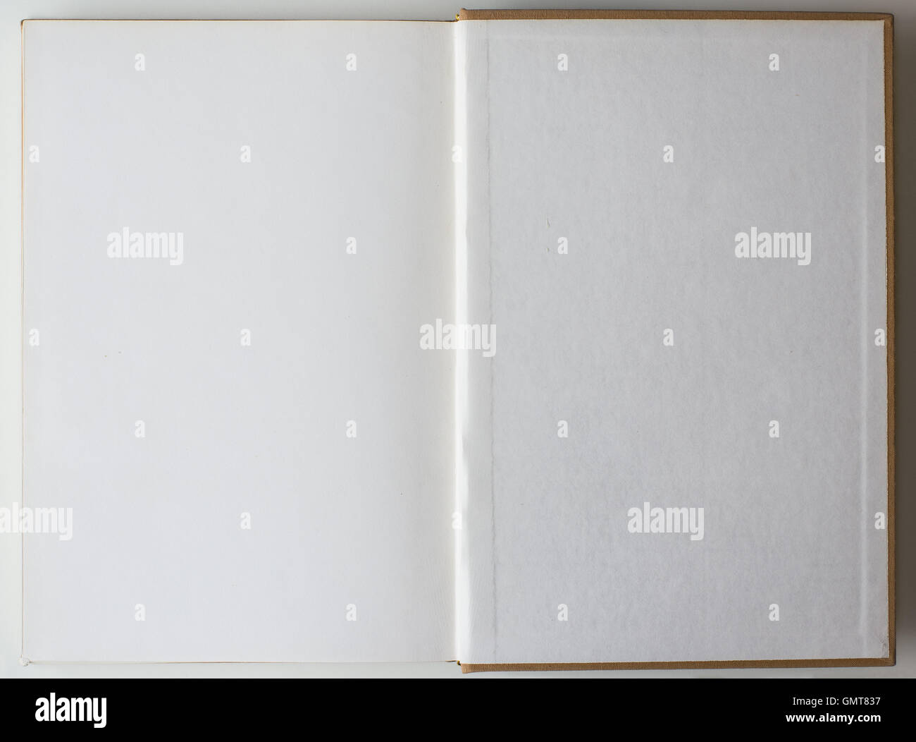 Altes Buch geöffnet, um die erste Seite zeigt leere Seiten im Inneren. Stockfoto