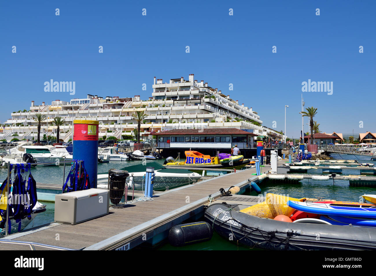 Boote in Vilamoura Hafen blicken in Richtung Stadtzentrum, in der Nähe von Faro in Portugal Stockfoto