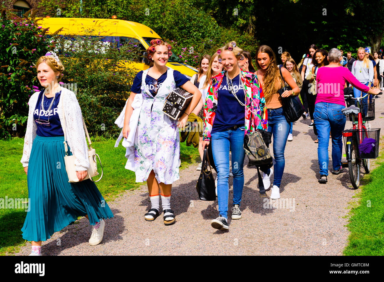 Lund, Schweden - 24. August 2016: Gruppe von Studentin Sponsoren (Fadder) und Studenten zu Fuß durch im öffentlichen Park auf dem Weg zur Stockfoto