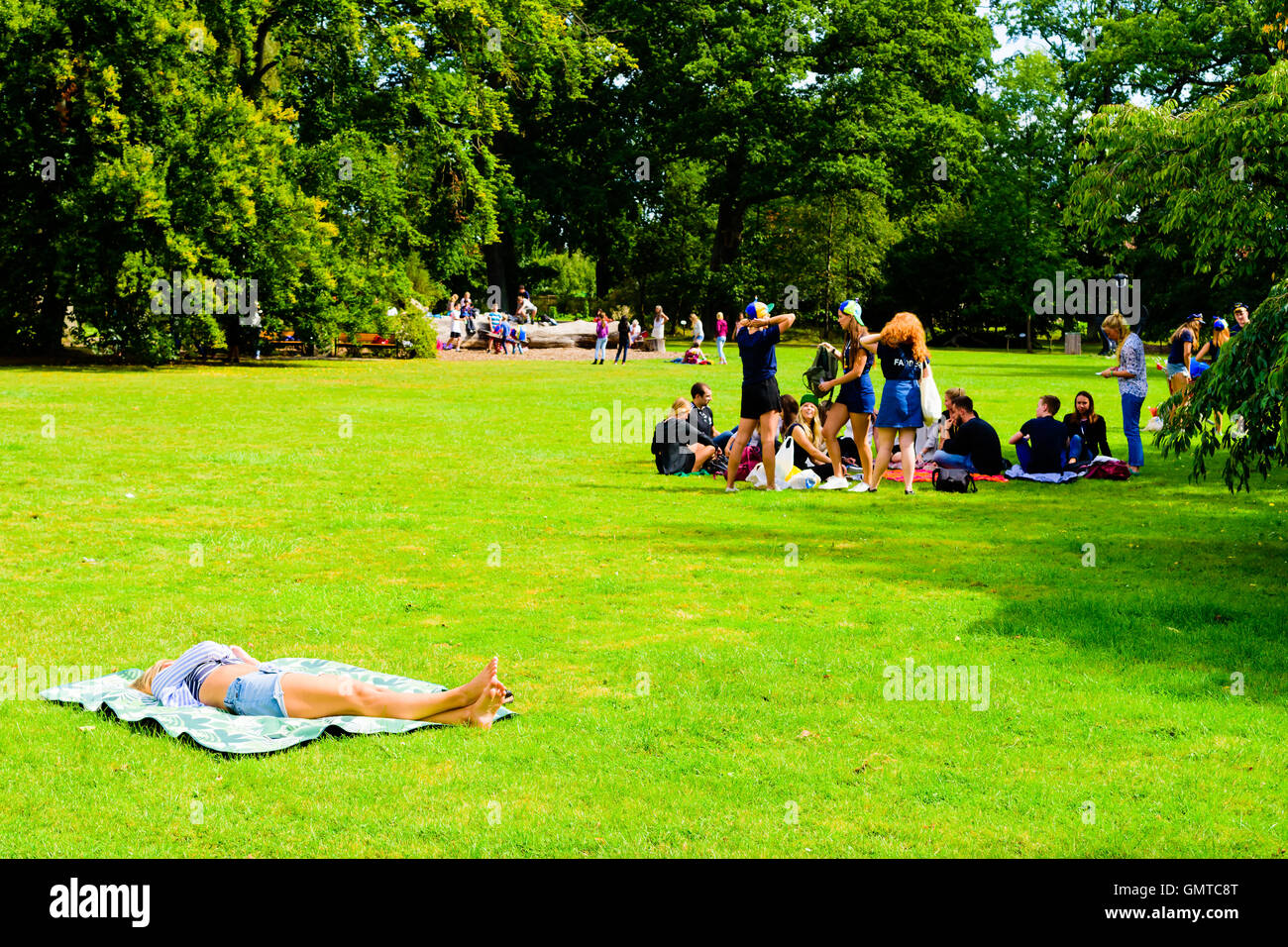 Lund, Schweden - 24. August 2016: Junger Erwachsener liegende Frau auf eine Decke in einem öffentlichen Park während Studenten für Studenten orienta vorbereiten Stockfoto