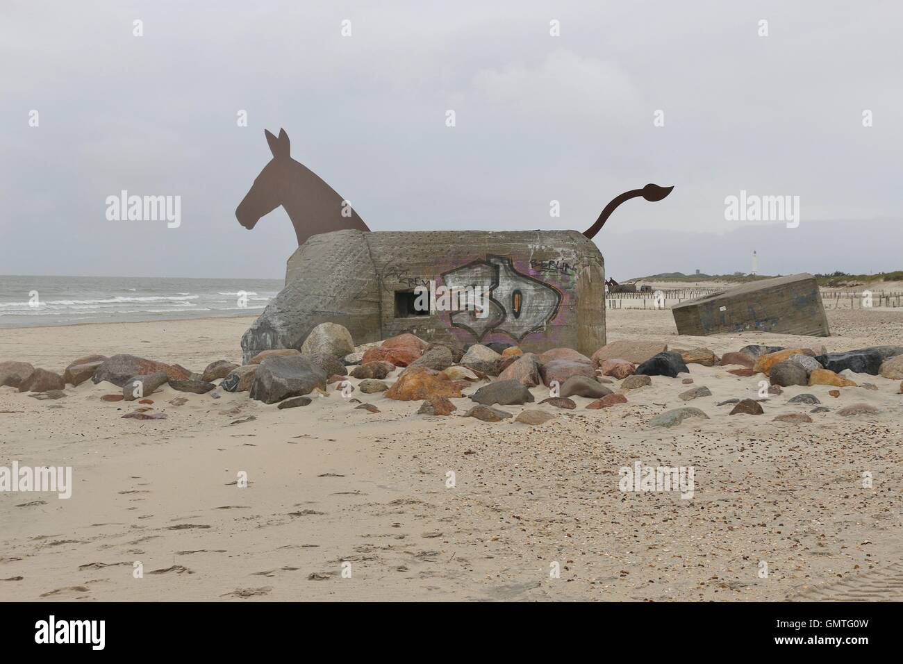 Eine von mehreren alten deutschen Bunker am Strand von Blavand, verwandelt in Maultier oder Pferd Skulpturen. In der Ho Bucht, Dänemark, Skandinavien, Europa. Stockfoto