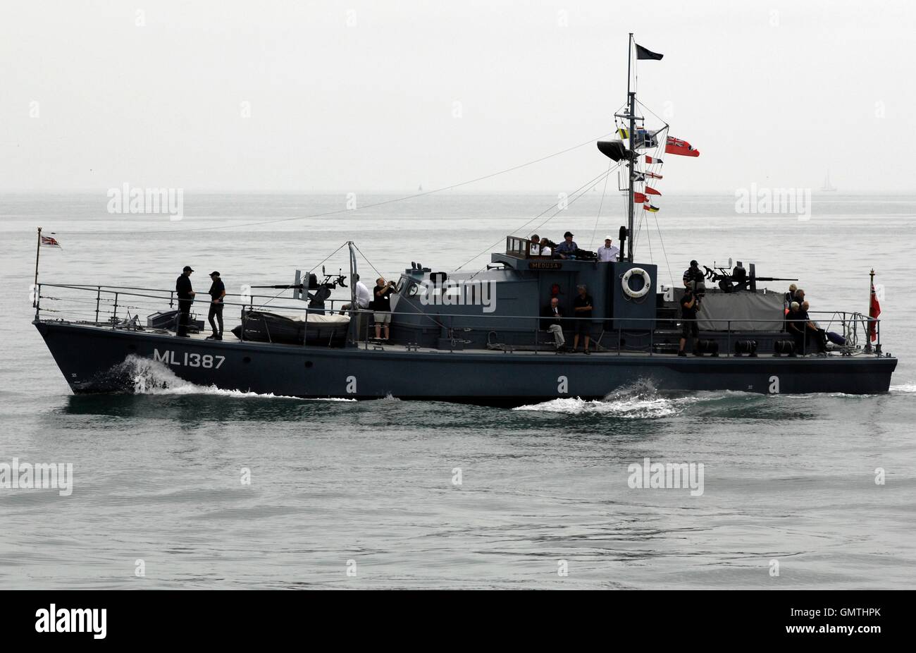 AJAXNETPHOTO. 25. AUGUST 2016. SOLENT, ENGLAND. -D-DAY LOTSENBOOT - RESTAURIERT ZWEITEN WELTKRIEG HAFEN VERTEIDIGUNG MOTORBOOT MEDUSA - HDML 1387 - VERWENDET ALS LOTSENBOOT WÄHREND ALLIIERTE NORMANDIE IM JUNI 1944. HIER ZU SEHEN MIT GESCHWINDIGKEIT IM SOLENT. FOTO: JONATHAN EASTLAND/AJAX REF: D162508 6131 Stockfoto