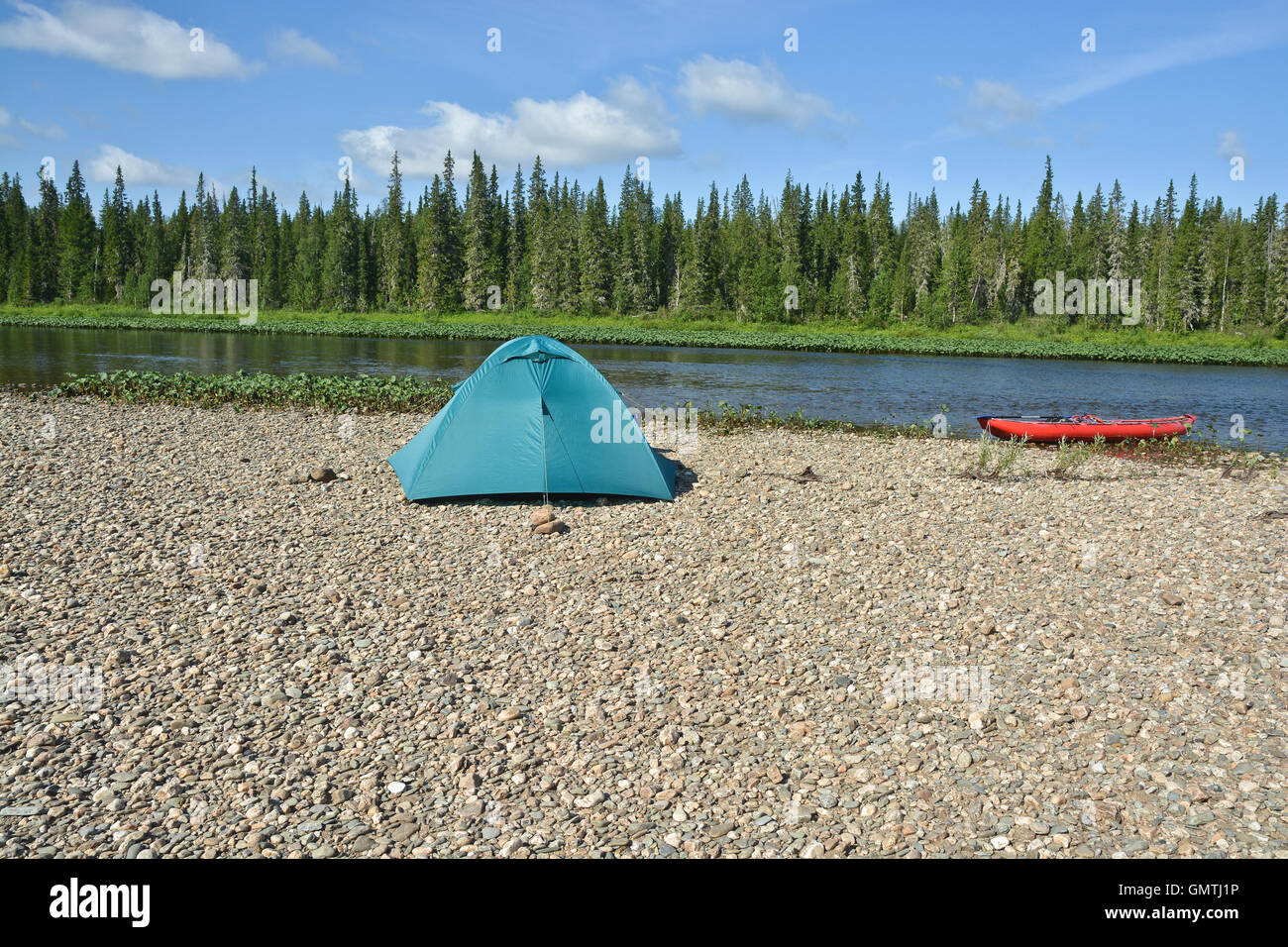 Kajak und Zelt auf dem River Bank. Parkplatz-Reisende entlang der Nationalpark Yugyd VA. Stockfoto