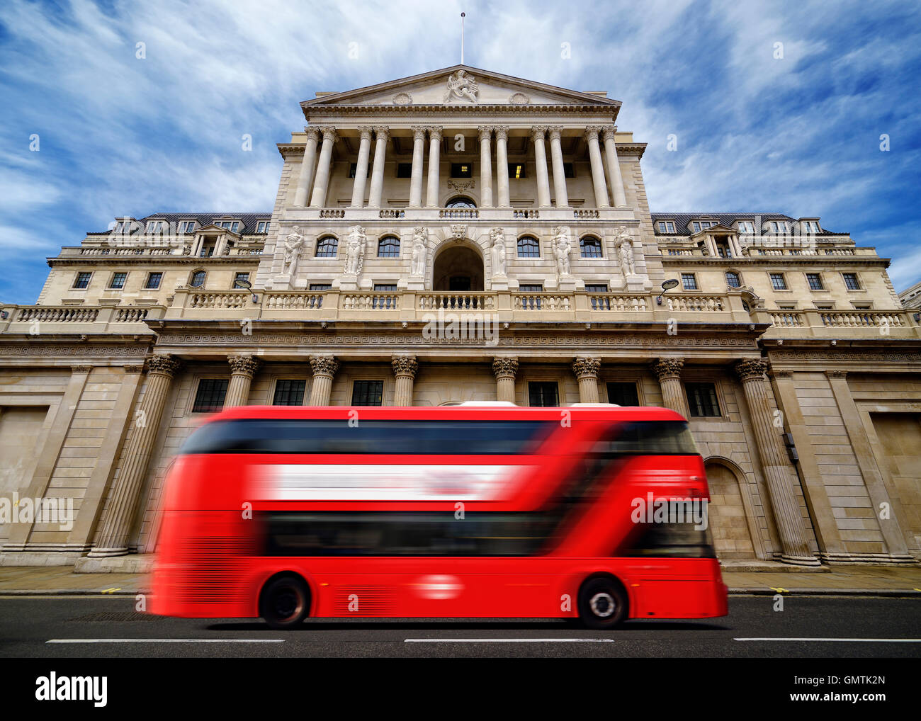 Die Bank von England mit einem Londoner Bus fahren letzten. London, England, Vereinigtes Königreich. Stockfoto