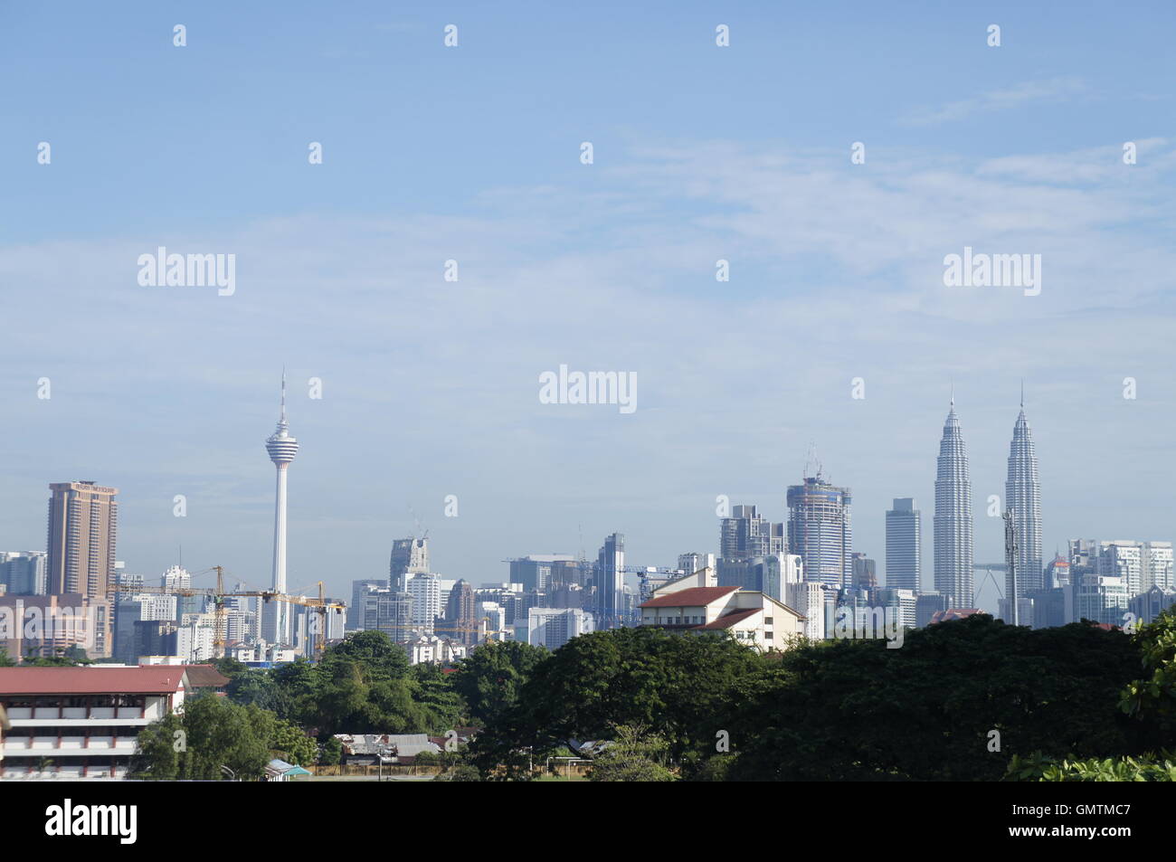 Skyline von Kuala Lumpur mit Petronas Twin Towers und den KL Tower Stockfoto