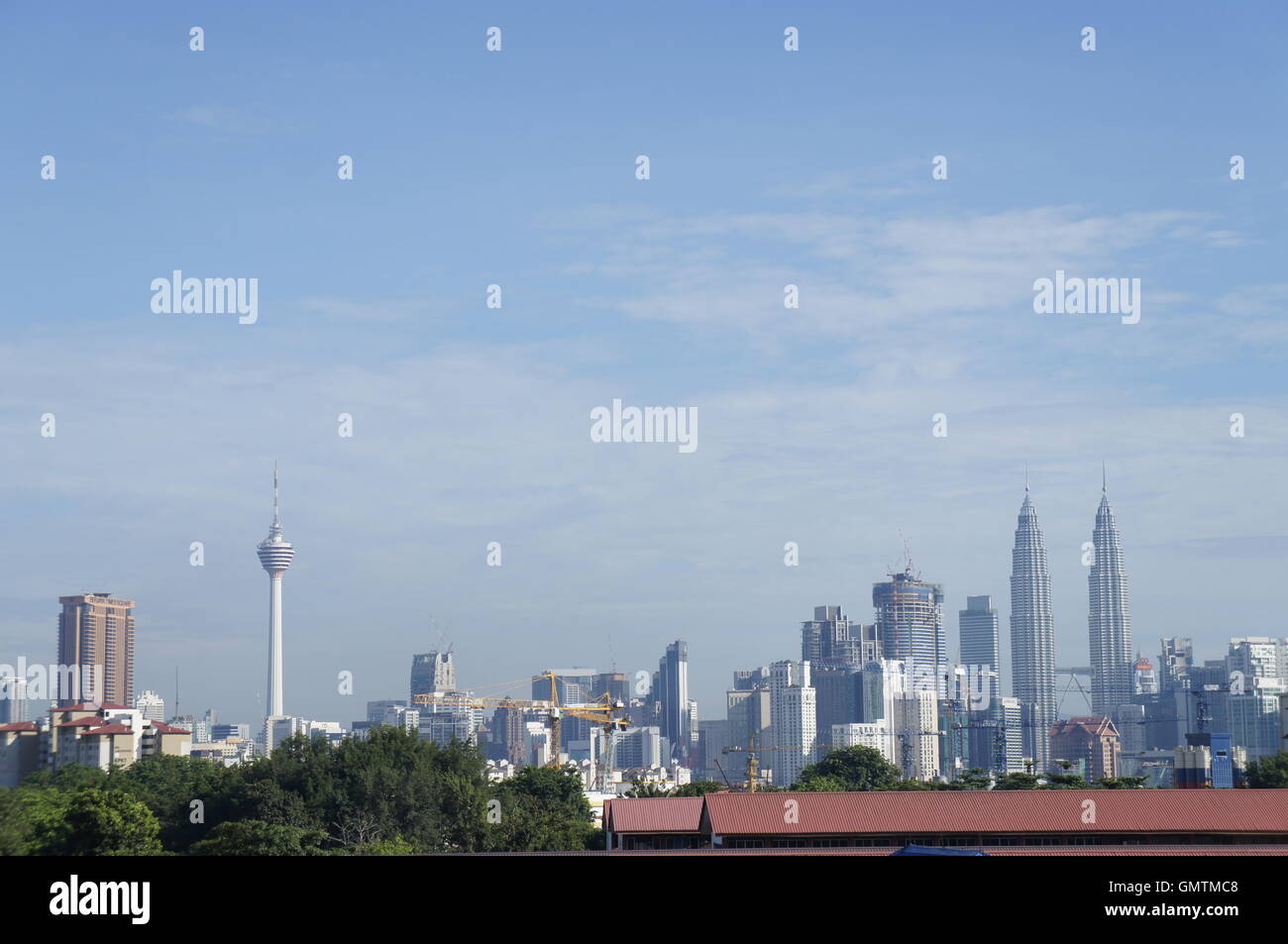 Skyline von Kuala Lumpur mit Petronas Twin Towers und den KL Tower Stockfoto