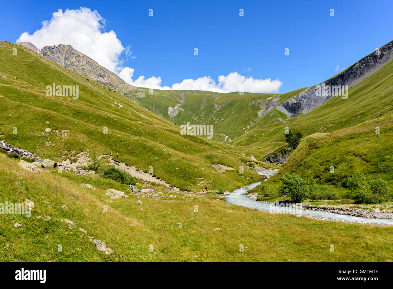 Familie Ruhe neben dem Ferrand Fluss im Tal Ferrand, Oisans, Frankreich, Europa. Stockfoto