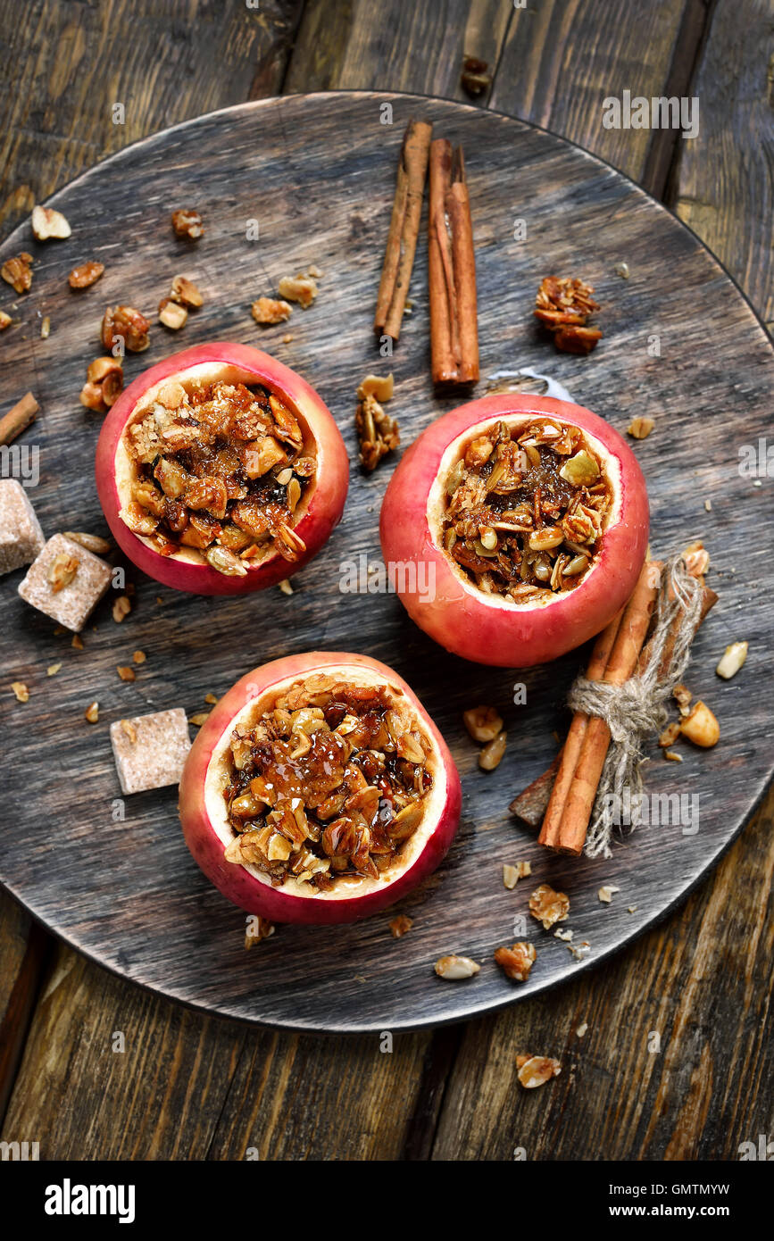 Bratäpfel gefüllt mit Müsli, Ansicht von oben Stockfotografie - Alamy