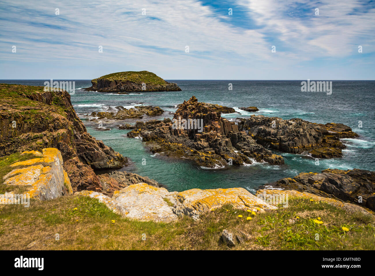 Offshore-Felsen und zerklüftete Küste bei Elliston, Neufundland und Labrador, Kanada. Stockfoto