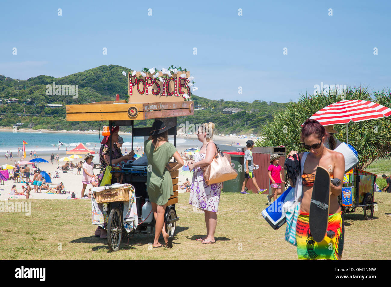 Hauptstrand in Byron Bay, beliebter Urlaubsort in New South Wales Australien mit einem lokalen Verkäufer von Eis am Stiel Stockfoto