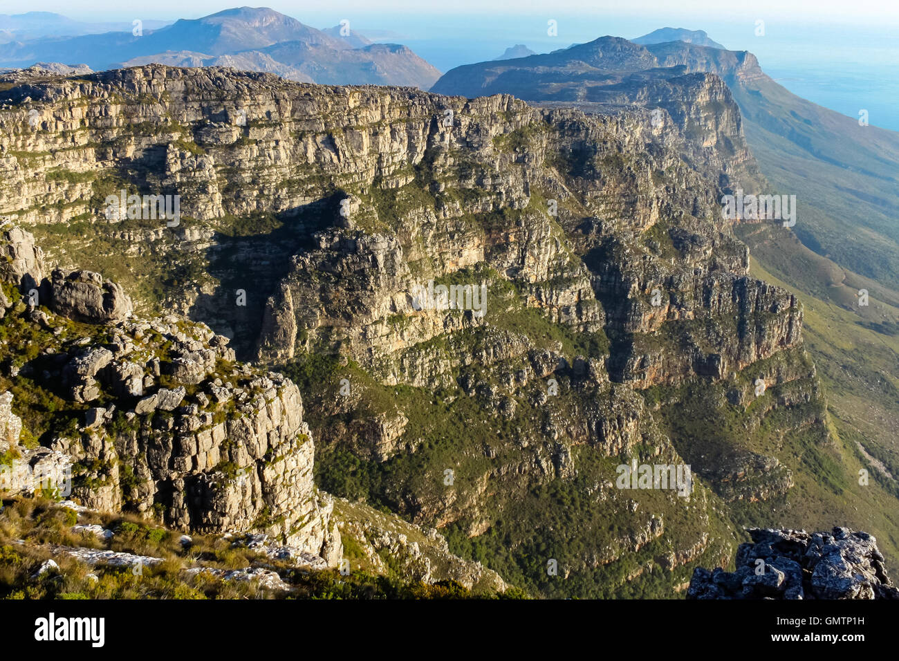 Blick von der Spitze des Tafelbergs, Südafrika. Stockfoto